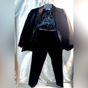 Black H&M suit for Youth Boys size 4-5